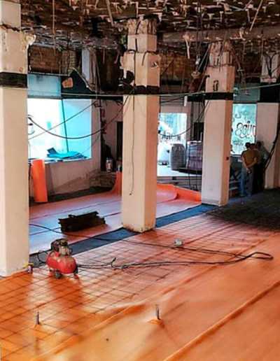 Aislamiento Acústico 2 Proceso de instalación de aislamiento acústico de suelos en una sala en renovación
