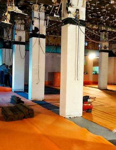 Aislamiento Acústico 1 Instalación de aislamientos acústicos en proceso, preparando un entorno silencioso