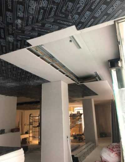 Aislamiento Acústico 4 Instalación de aislamiento acústico de techos, mostrando materiales y estructura expuesta